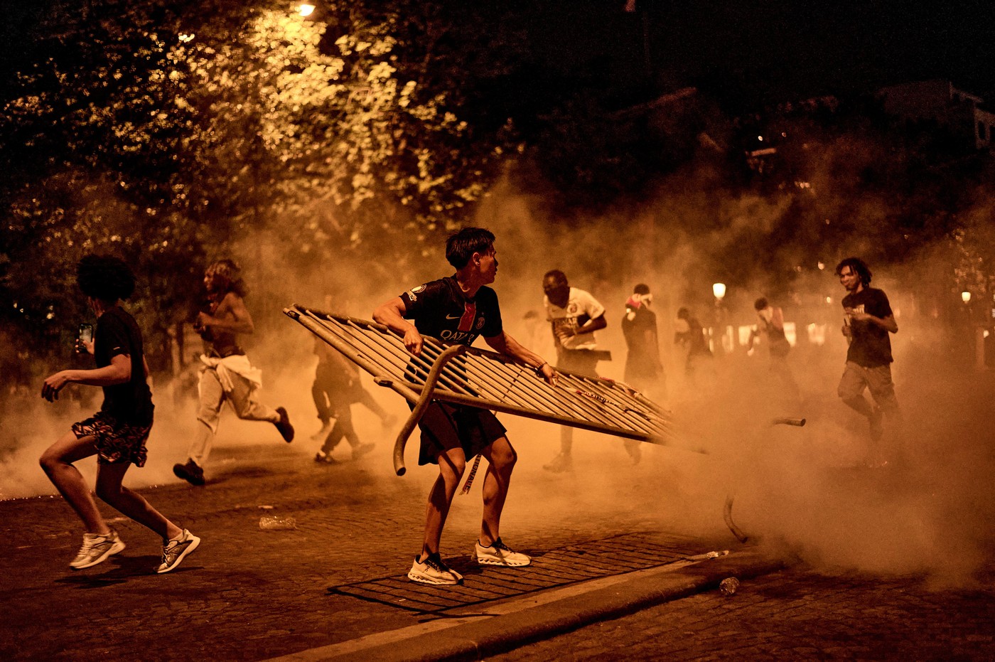 VIDEO Aproape 800 de persoane reținute în urma violențelor din Franța, după victoria lui PSG din finala Champions League
