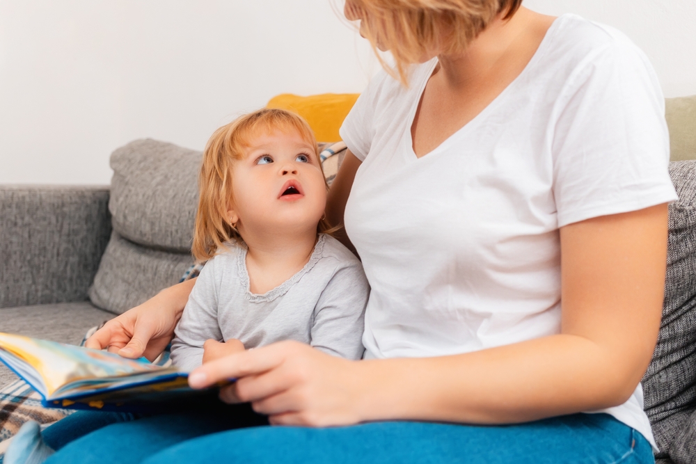 Felul în care un copil mic stabilește și menține contactul vizual e un indiciu pe care psihologii îl iau în seamă atunci când evaluează un copil suspectat de autism. FOTO: Shutterstock