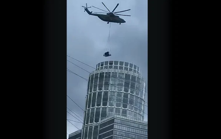 Sistem Pantsir montat cu elicopterul pe un zgârie-nori din Moscova Foto: captură