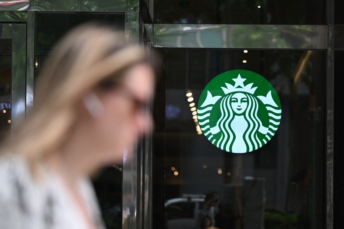 Magnatul care conduce Starbucks în Coreea de Sud și-a cerut scuze, după un val de furie. Clienții boicotează lanțul și incendiază logoul cafenelelor