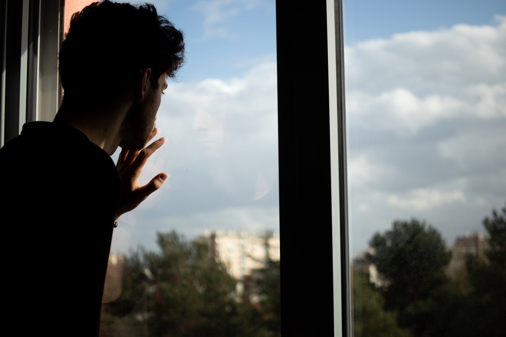 Sinuciderea la adolescenți și traumele tinerilor gay. „Părinții așteaptă semne dramatice și evidente, dar suferința copiilor e mult mai discretă”