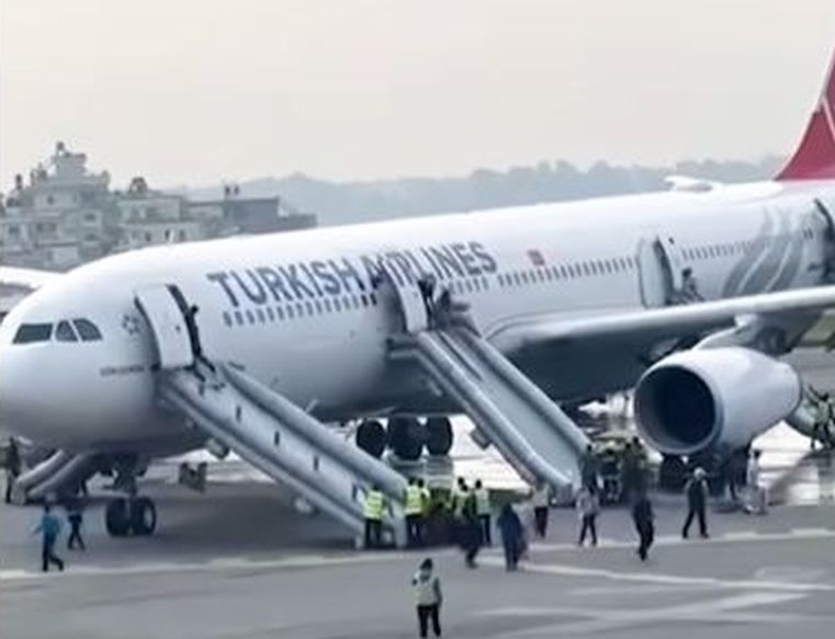 Fum și evacuare de urgență la aterizarea unui avion Turkish Airlines