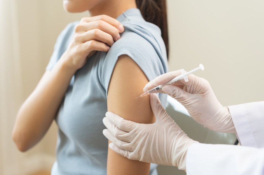 femeie la vaccin