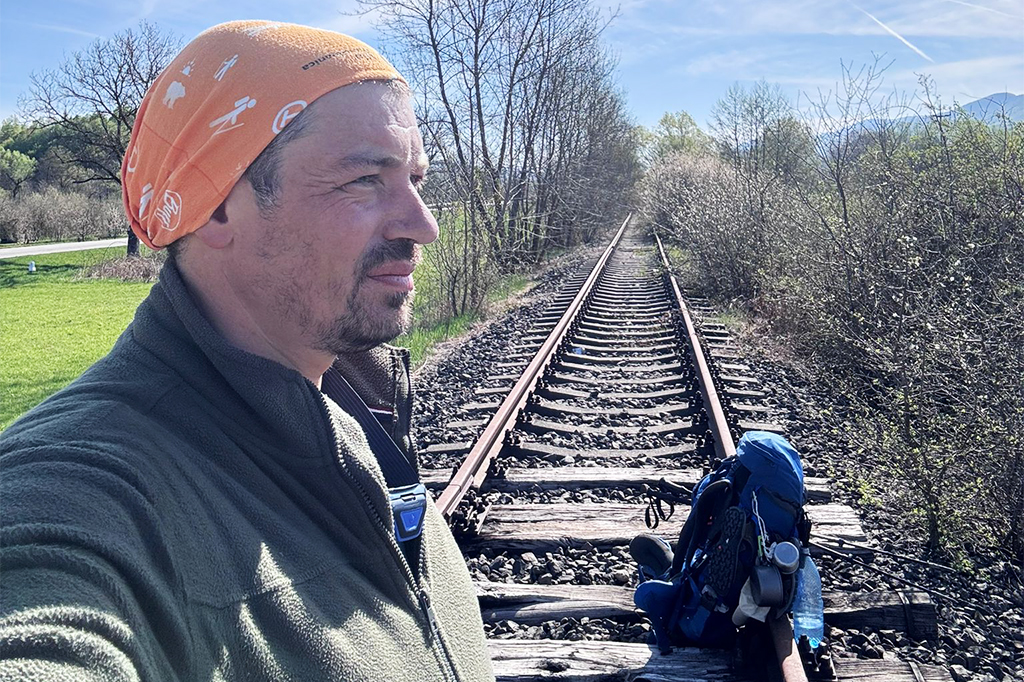 INTERVIU. 1.400 de kilometri pe jos. Un bărbat și-a pus lucrurile într-un rucsac și străbate Via Transilvanica cu gândul la copii. „În fiecare dimineață mă întreb oare unde voi dormi diseară, voi avea unde să întind hamacul, va ploua?”