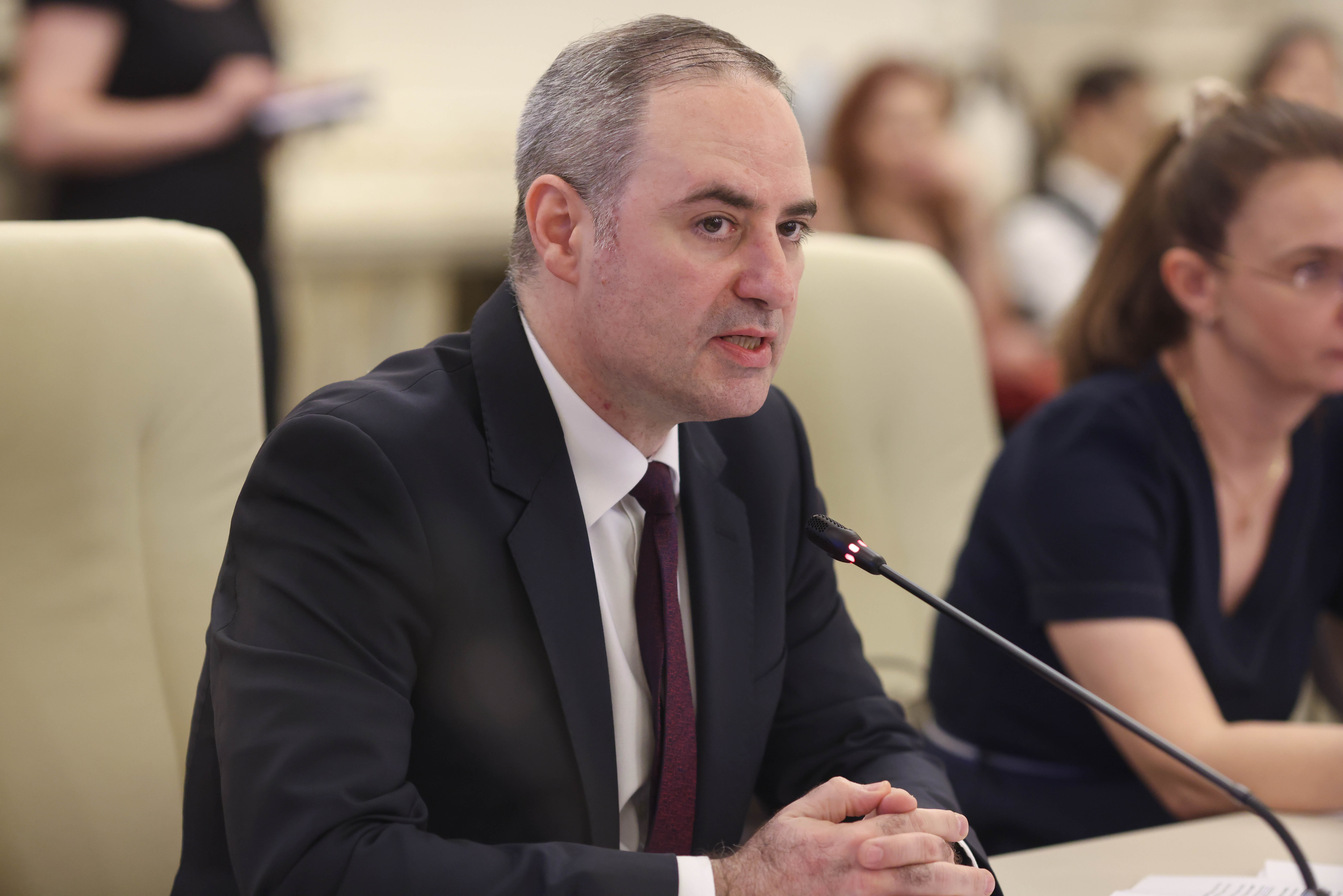 Deficitul bugetar: Speranțe timpurii și riscuri politice persistente