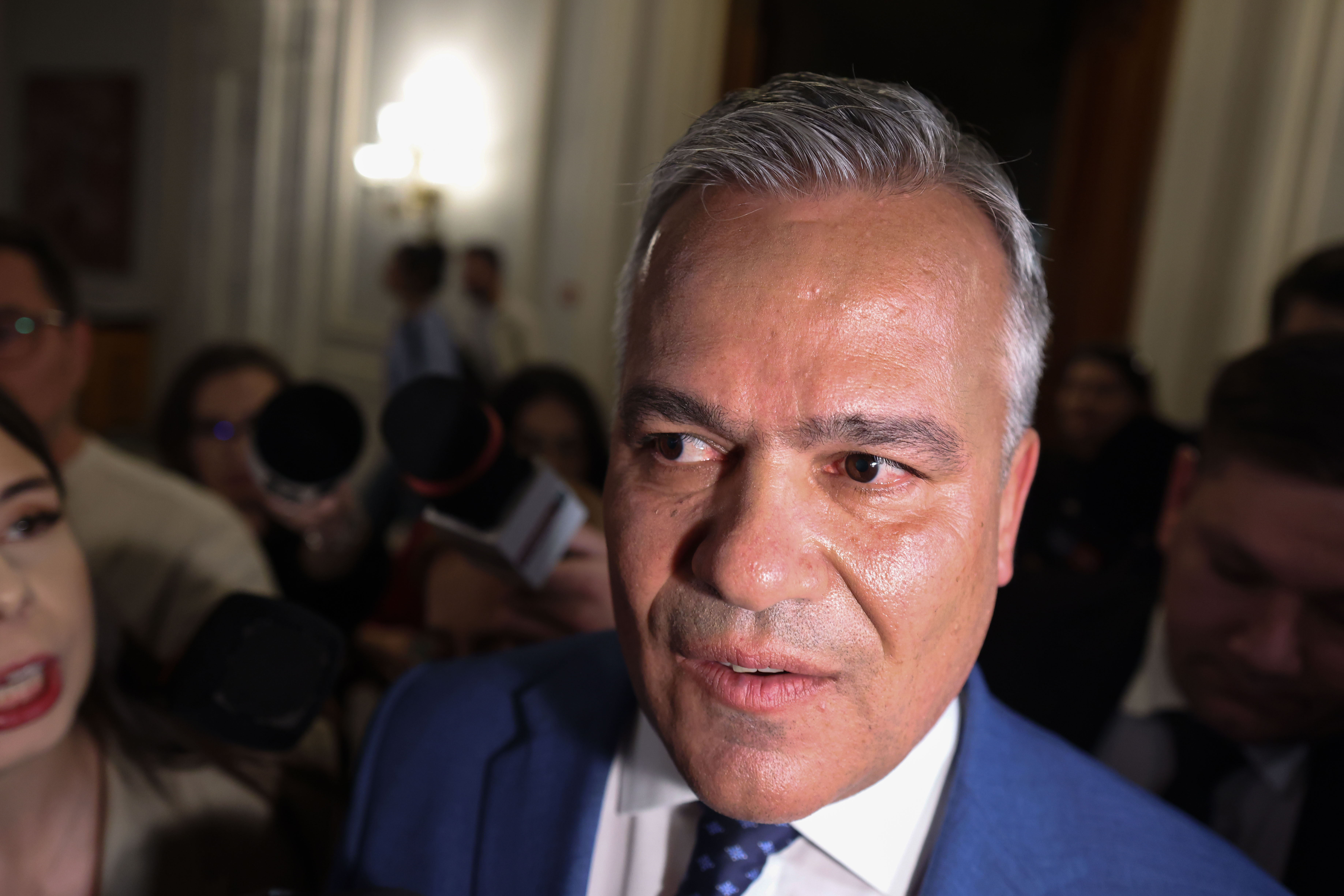 VIDEO. Imagini haotice cu Veștea în Parlament, evitând întrebările presei: „Nu vă emoționați”
