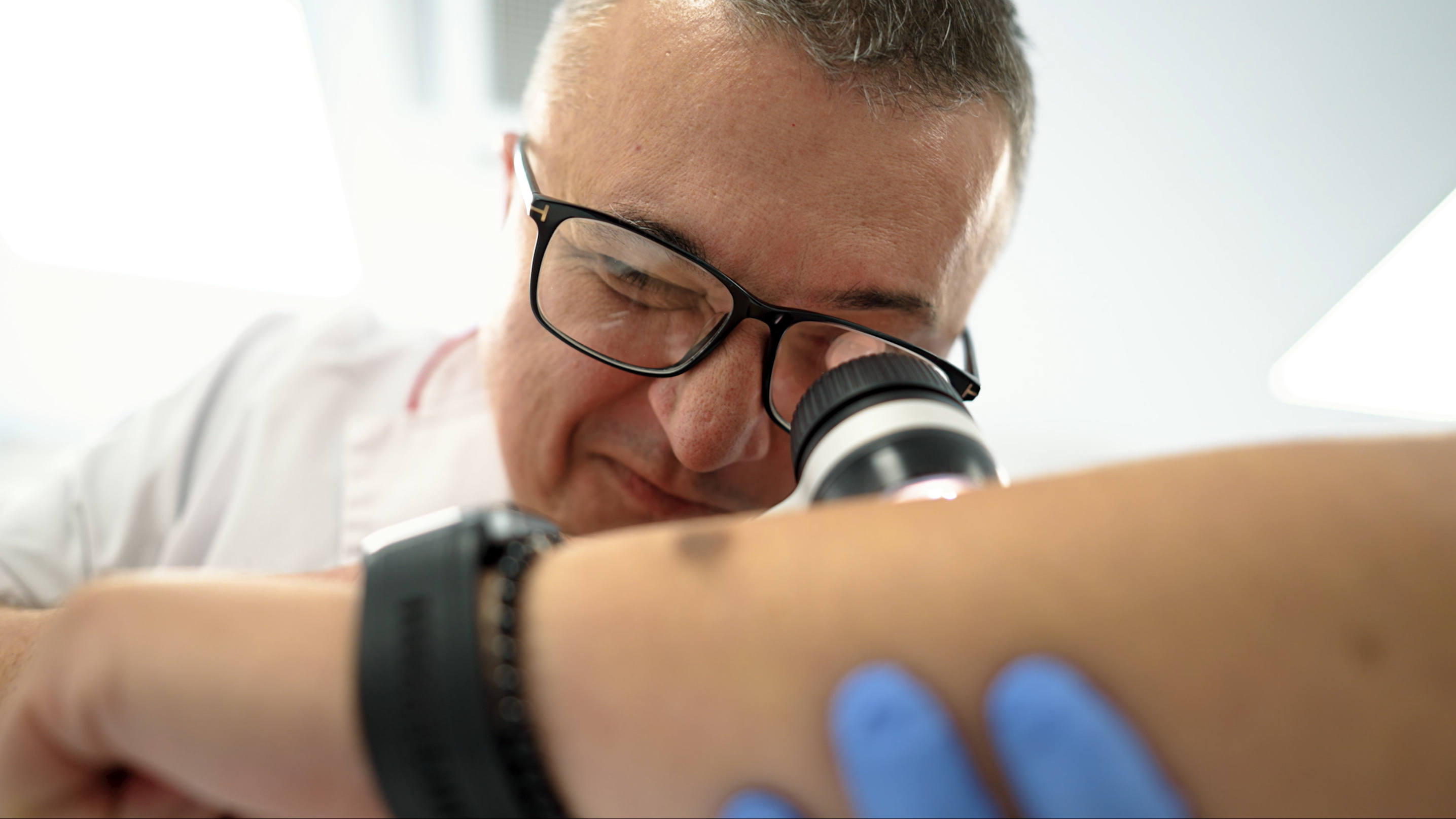 Dermatolog Cătălin Manole: „Melanomul poate debuta discret, ca o leziune mică, ușor de ignorat”. De ce tratarea în echipă multidisciplinară este esențială pentru vindecare