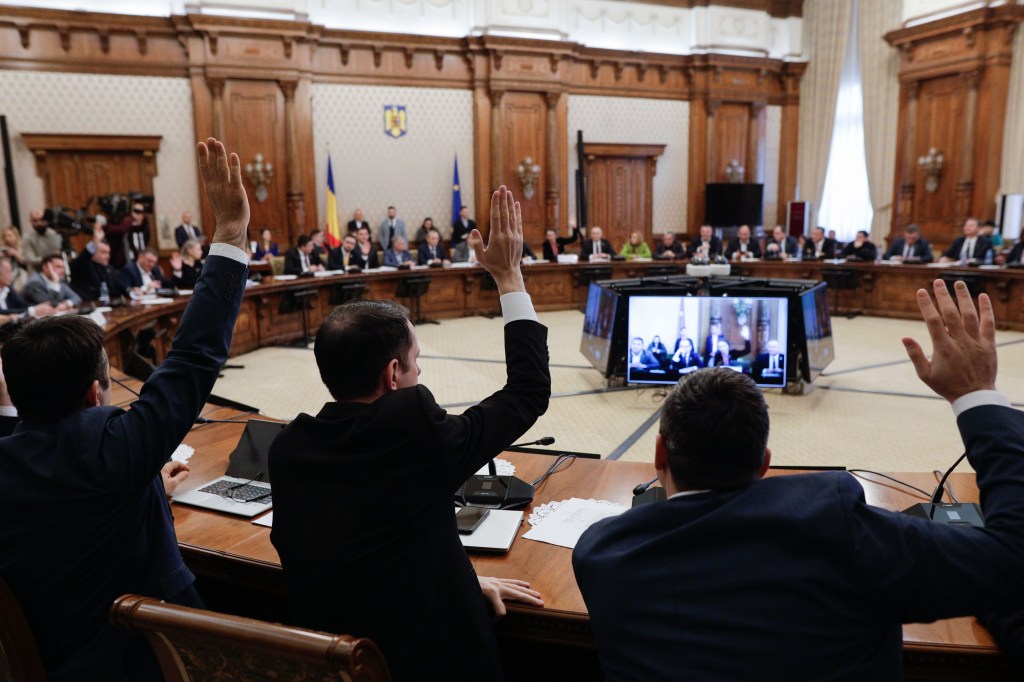 Poza pentru articolul LIVE Guvernul Veștea se votează astăzi. Zi maraton în Parlament, unde miniștrii sunt audiați pe repede înainte / „Dragi colegi, lăsăm politica deoparte”