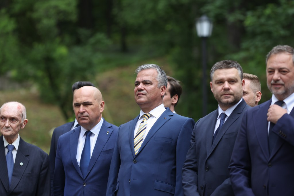 Adrian Veștea, între Ilie Bolojan și Ciprian Ciucu, la aniversarea a 150 de ani de la fondarea partidului Foto: INQUAM Photos