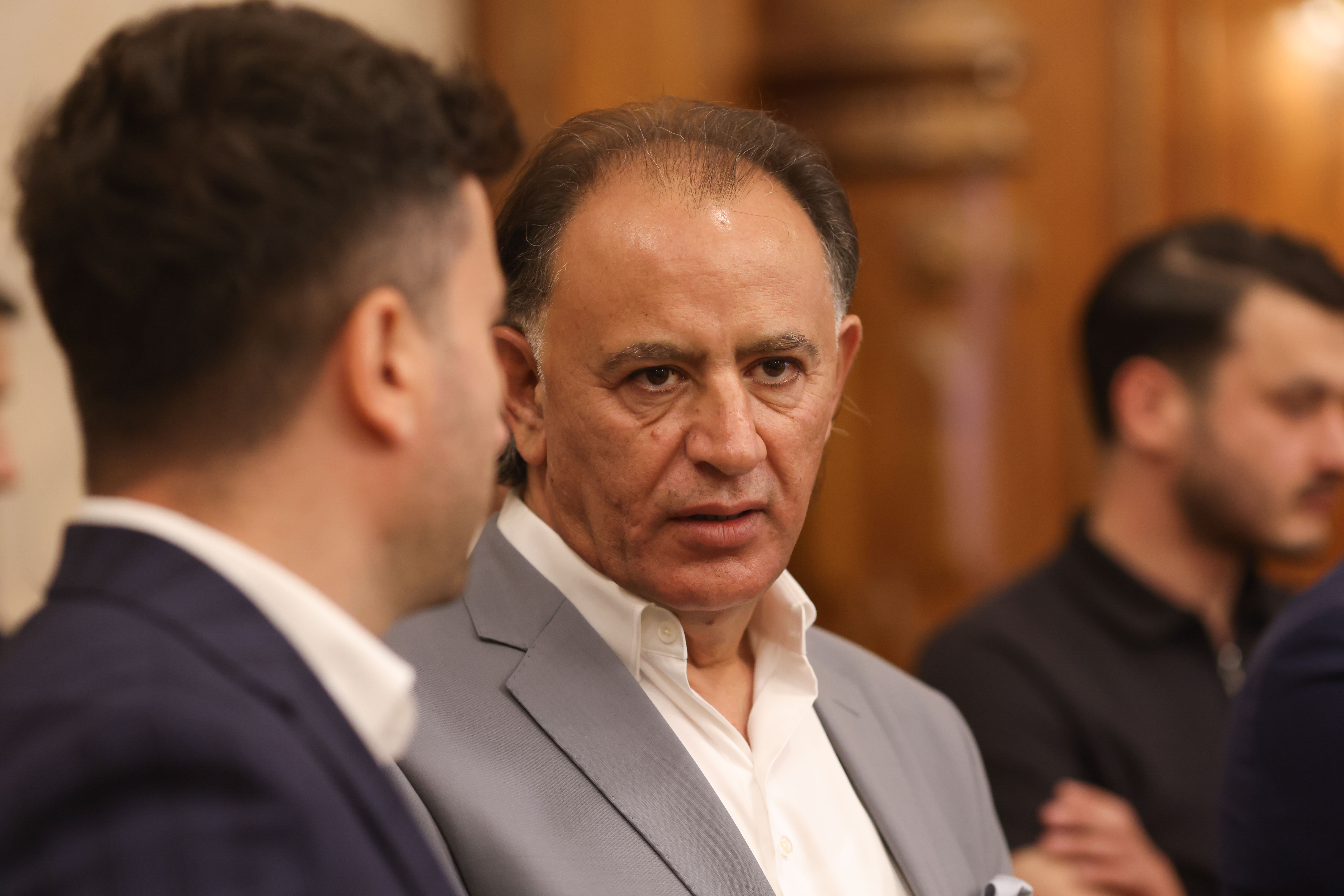 Confuzie în AUR: Un parlamentar anunță vot pentru Guvern, conducerea neagă