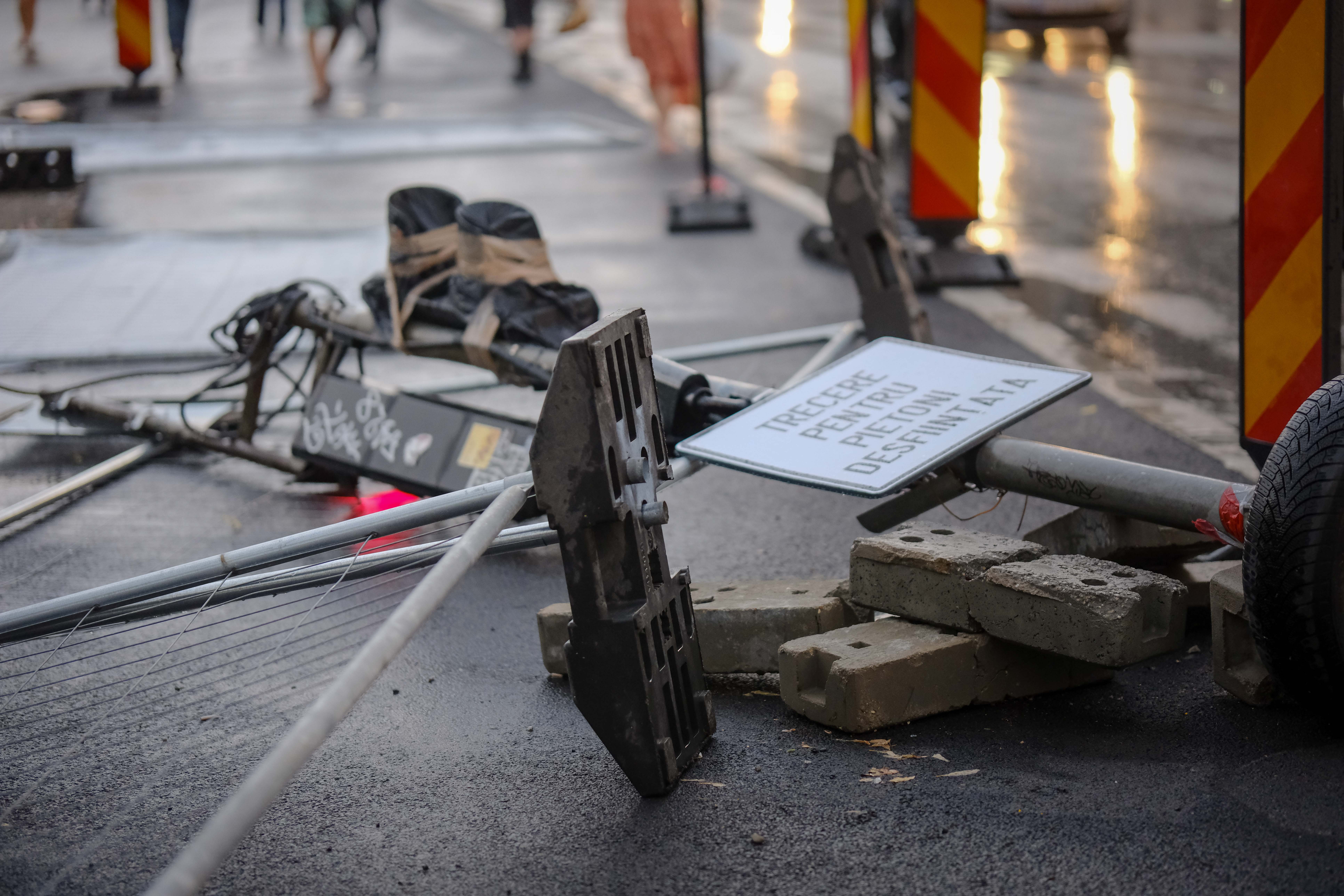 Vijelii puternice în București și Ilfov. Un al doilea cod portocaliu de furtună a fost emis / O persoană a murit după ce un copac a căzut peste o mașină în mers