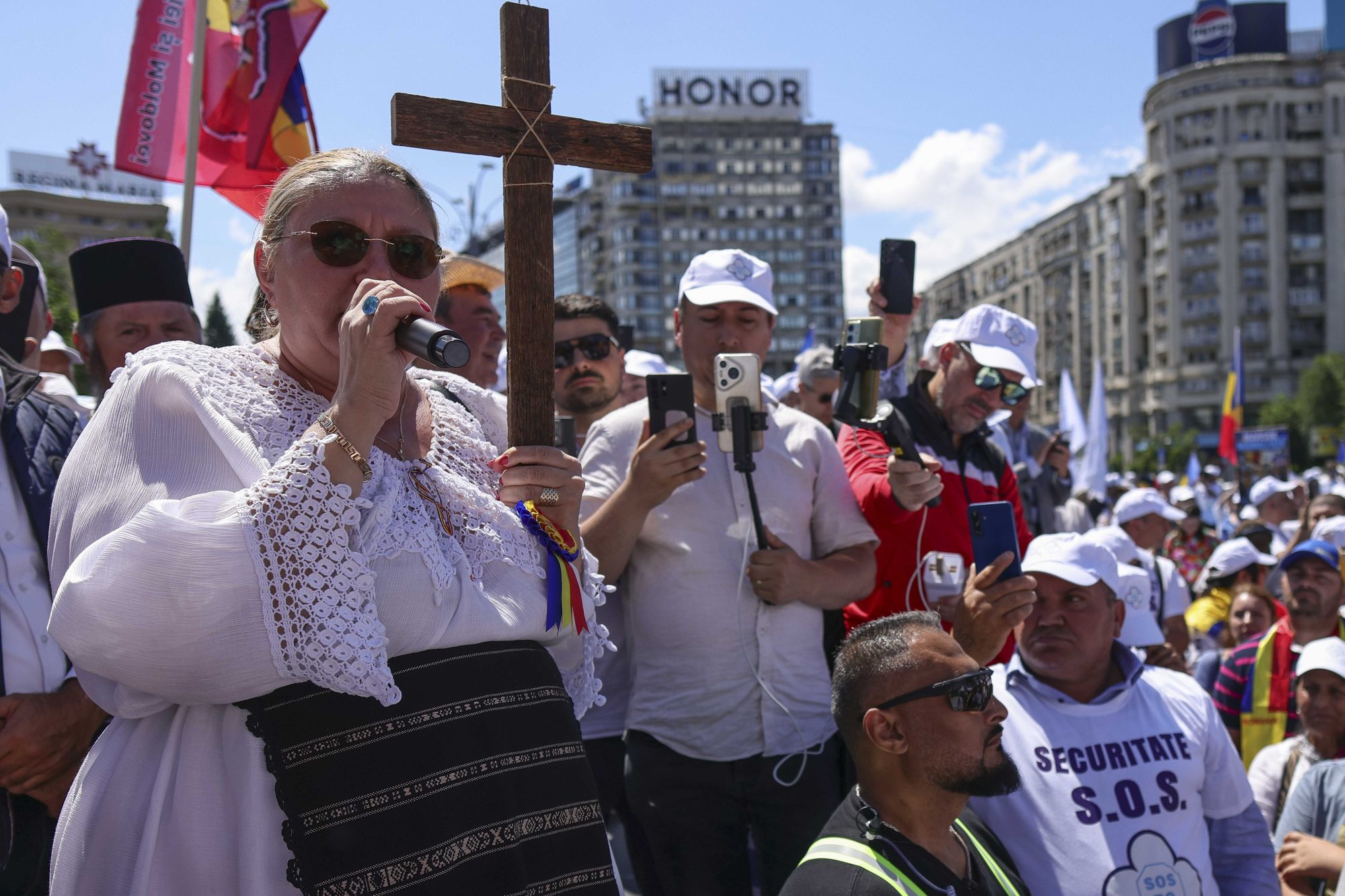 Șoșoacă și Diaconescu la Marșul Normalității