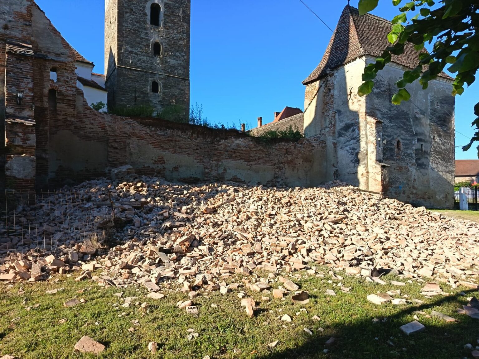 Zidul bisericii fortificate din Moșna, prăbușit parțial