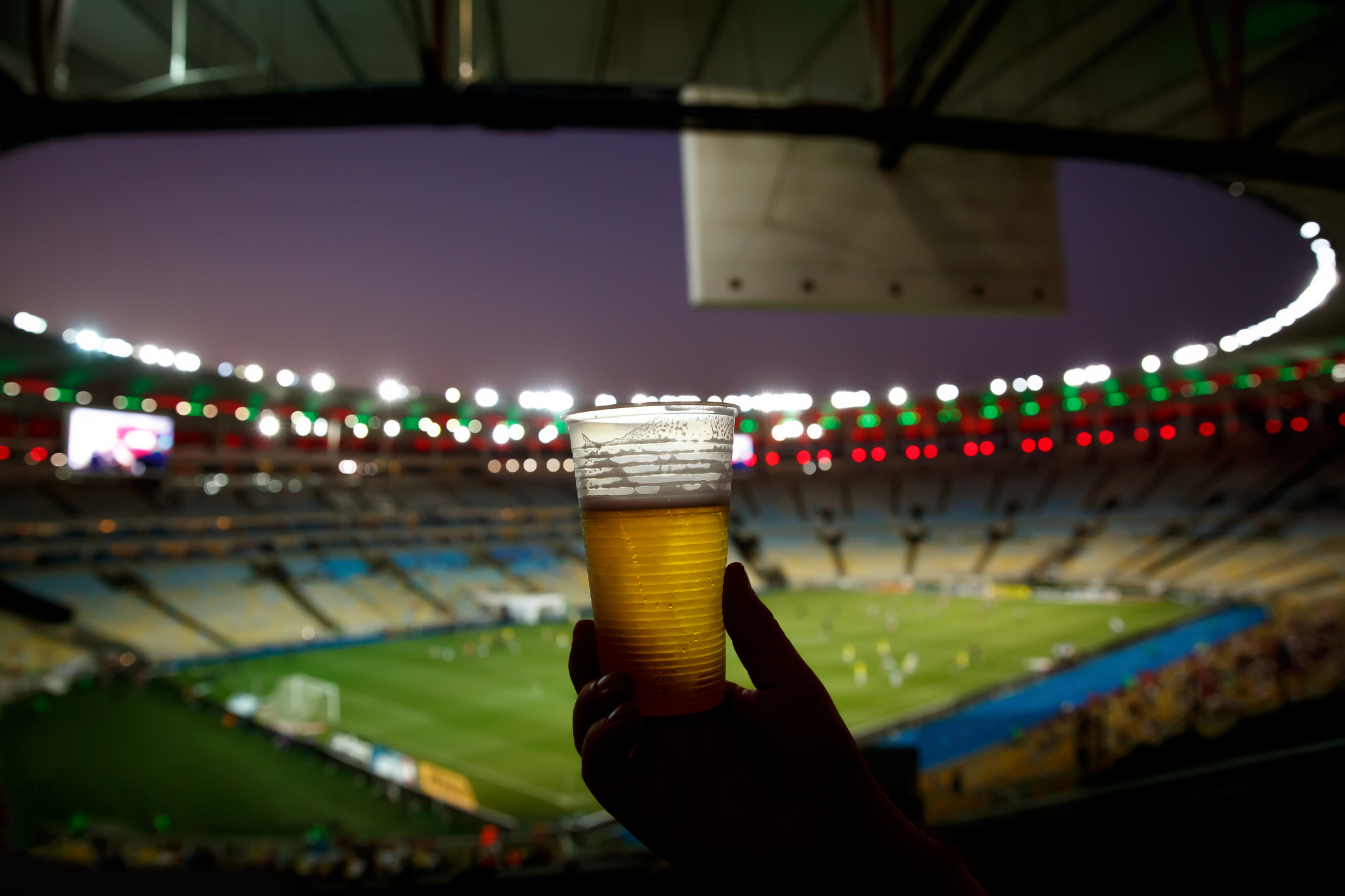 Liber la bere pe stadioane: Parlamentul a modificat Legea 4