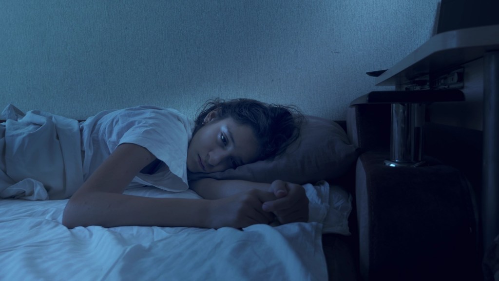 adolescentă care nu poate să doarmă noaptea