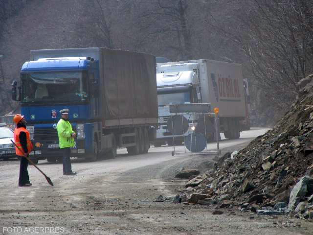Câți bani a primit un șofer care și-a lovit mașina de un bolovan căzut pe șosea, pe Valea Oltului