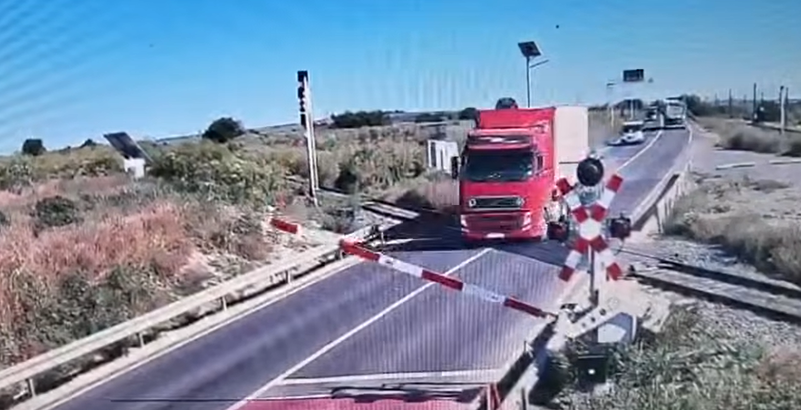 Șofer de TIR, filmat forțând bariera la calea ferată în Constanța