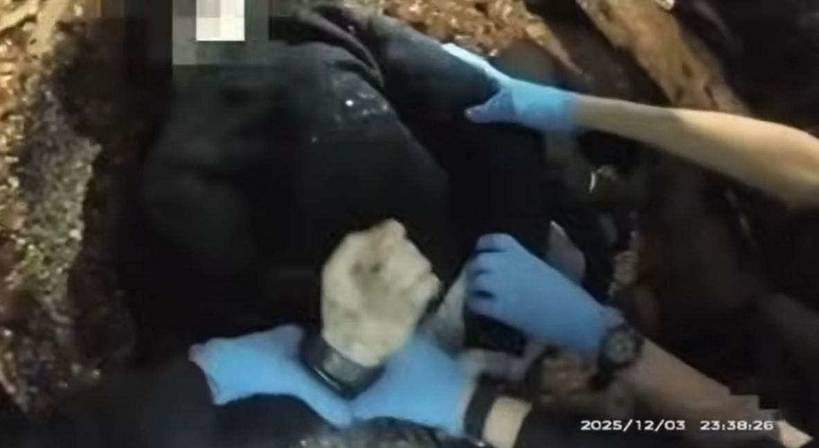 Imaginile care au declanșat proteste în Marea Britanie. Poliția a încătușat și arestat din greșeală un adolescent înjunghiat, în timp ce striga „Nu pot să respir”