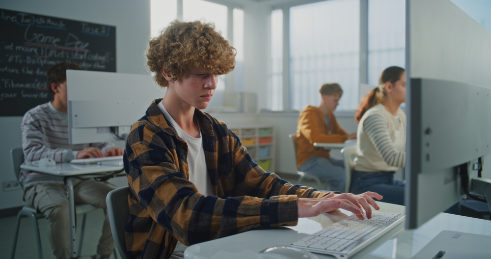 Proba de competențe digitale BAC 2026 durează 90 de minute și combină întrebări de teorie cu sarcini practice realizate direct pe calculator. FOTO: Shutterstock