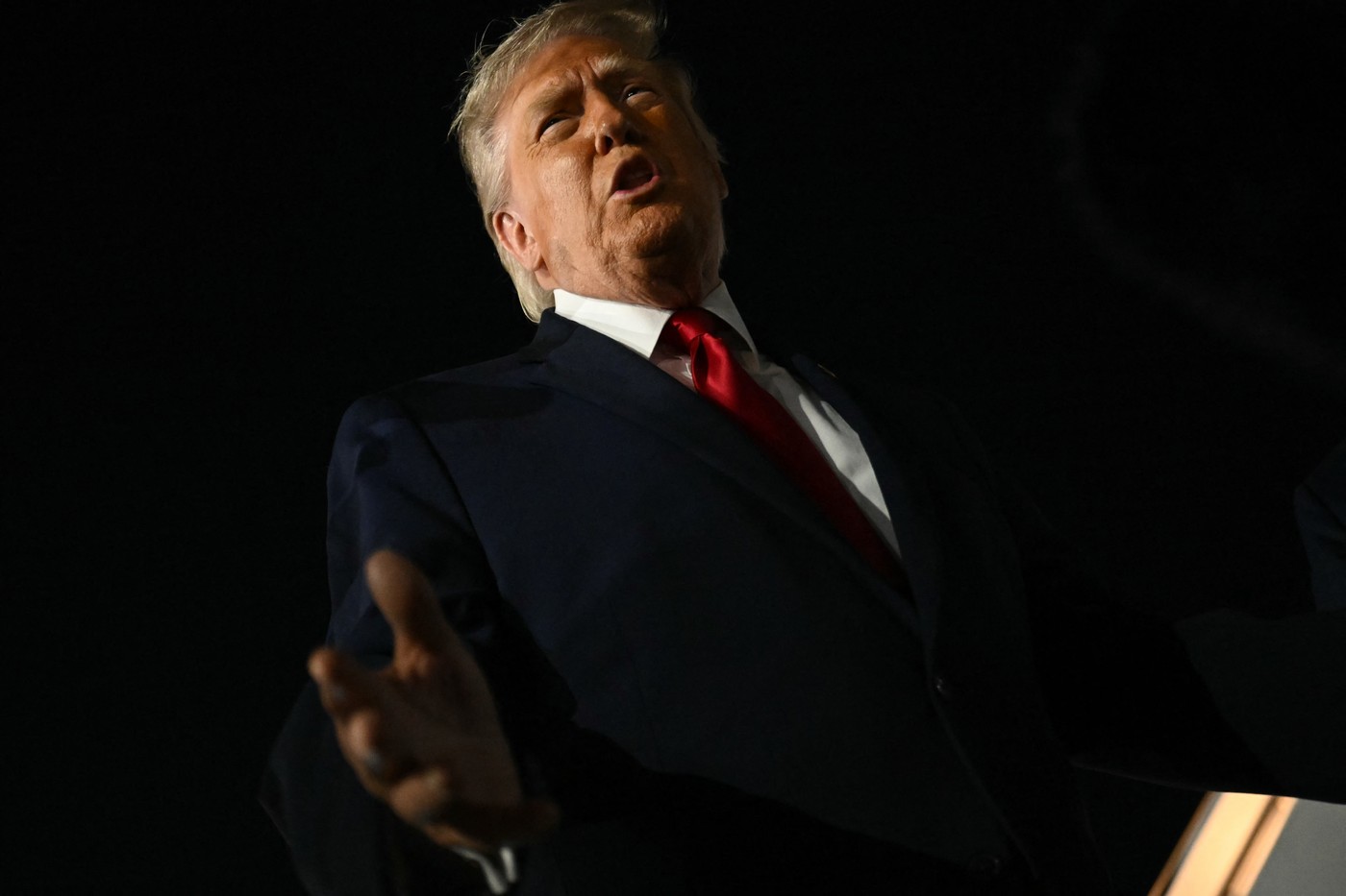 Donald Trump, huiduit la scenă deschisă în timpul 