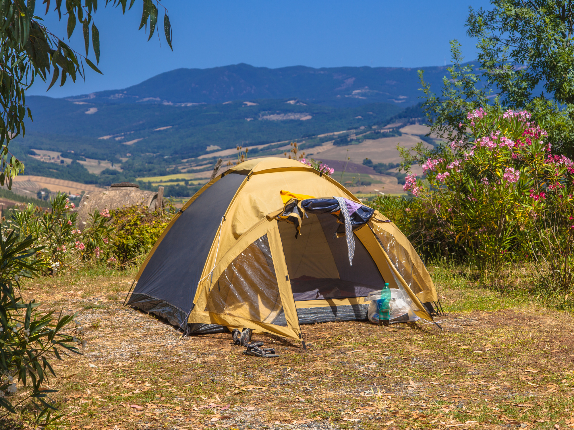 Grecia, reguli pentru turiștii cu cortul pe plajă. Amenzile sunt de sute de euro. Ce trebuie să știe românii