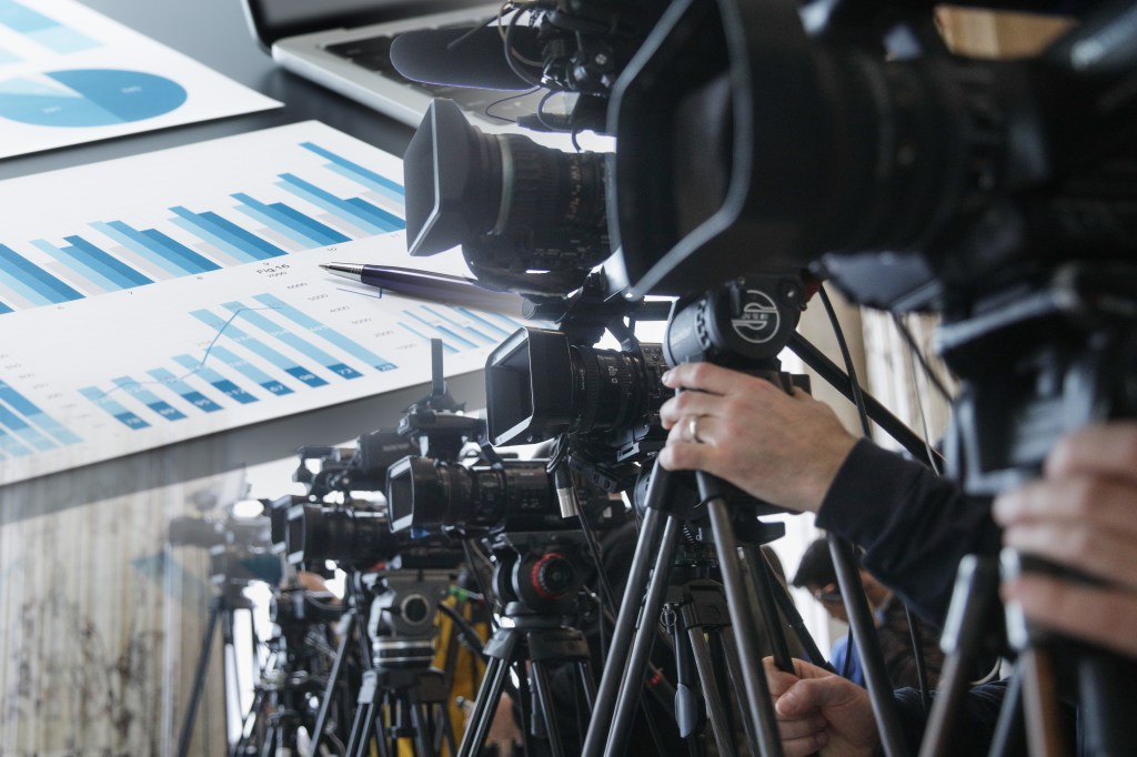 Camerele televiziunilor. Foto: Inquam Photos / Octav Ganea și Shutterstock. Colaj: Ion Mateș / HotNews