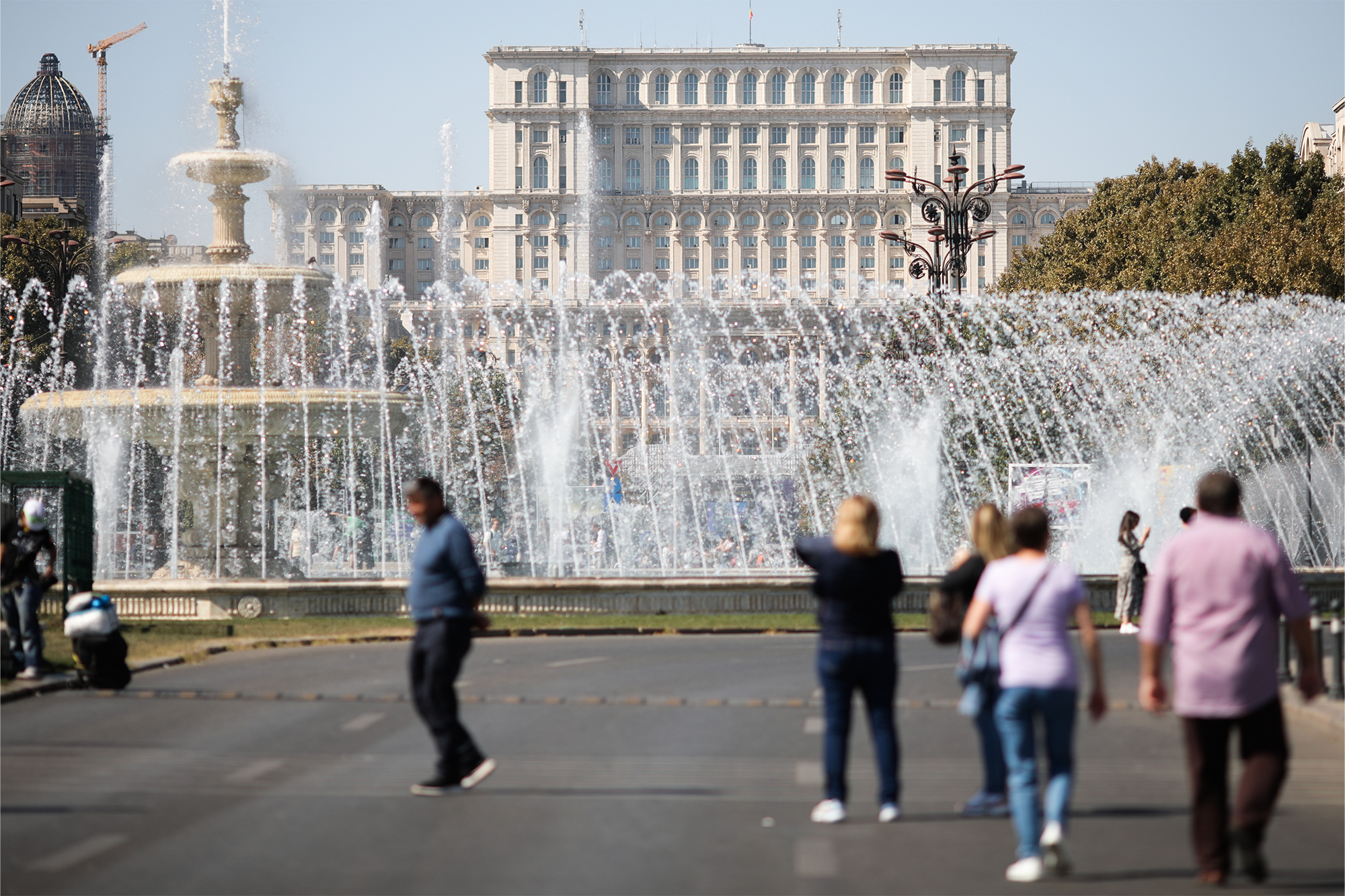 Am căutat 10 politicieni ca să discutăm despre scumpiri, Netflix și de unde taie românii cheltuielile. Și-au rămas doar 9 / „Am prieteni cu salarii scăzute” / „Am cunoștințe care sunt în pericol să-și piardă micile afaceri”