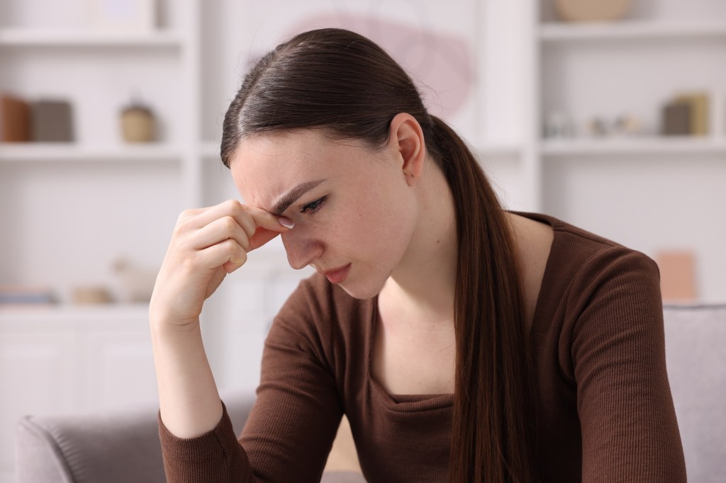 femeie de vârstă mijlocie cu probleme de memorie