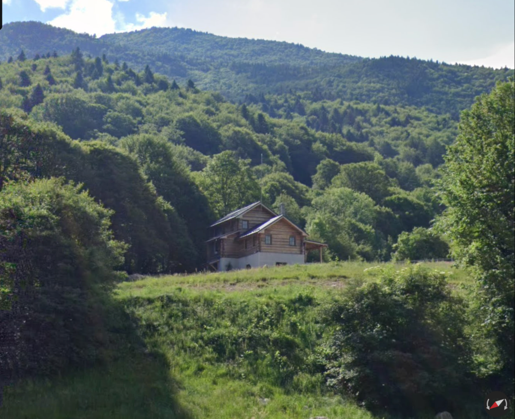 Așa arăta cabana în iunie 2024, cu două luni înainte să obțină a doua autorizație de construire