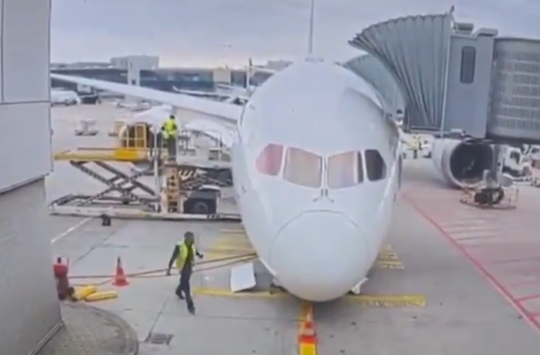 VIDEO Mai mulți răniți după ce au cedat roțile unui avion pe aeroportul din Frankfurt