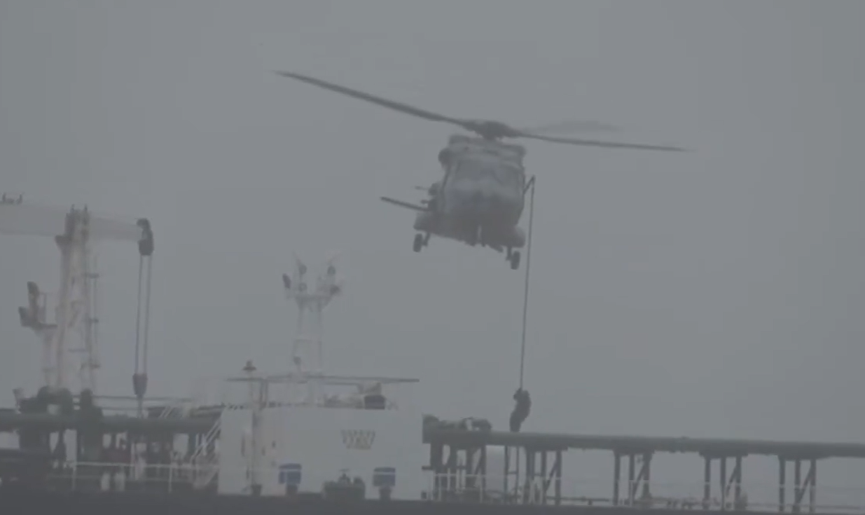 Macron anunță că Marina franceză a abordat un petrolier rusesc în Atlantic. „Este inacceptabil”