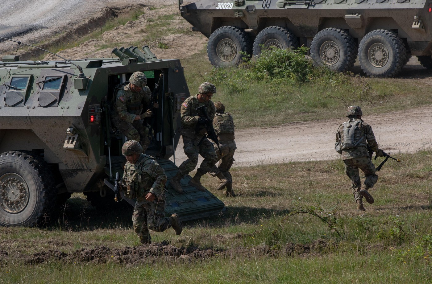 Rusia acuză NATO că „sufocă” Serbia