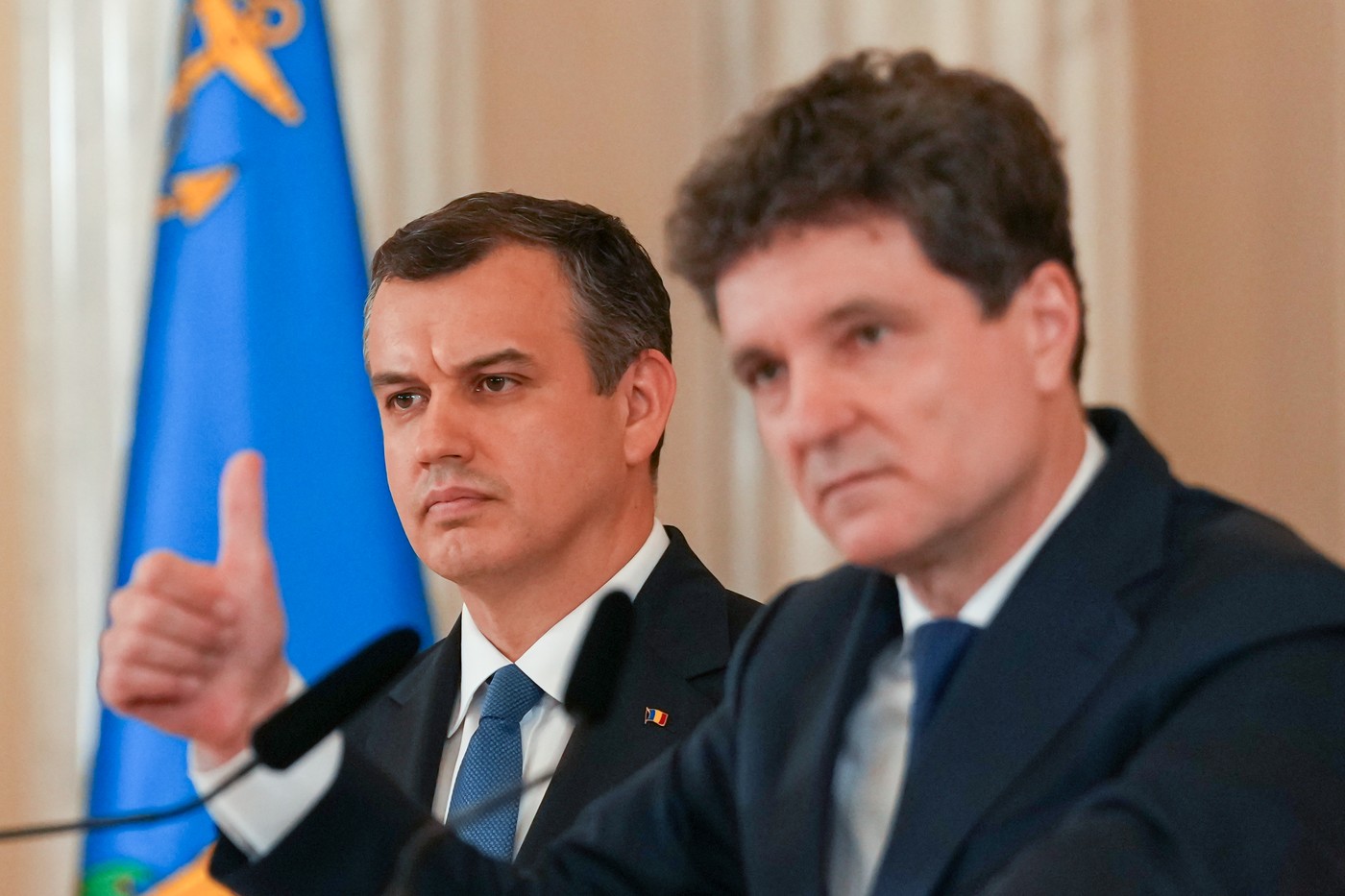 Partea întunecată a negocierilor pentru noul guver
