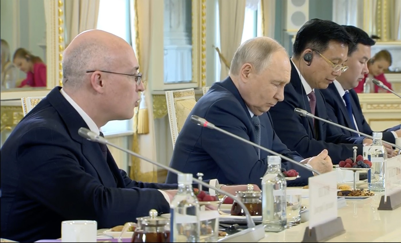 „Putin s-a întâlnit cu jurnaliști străini și acum probabil se întreabă de ce a făcut-o”. Scena dintre șeful TASS și un jurnalist german, la care a intervenit președintele rus