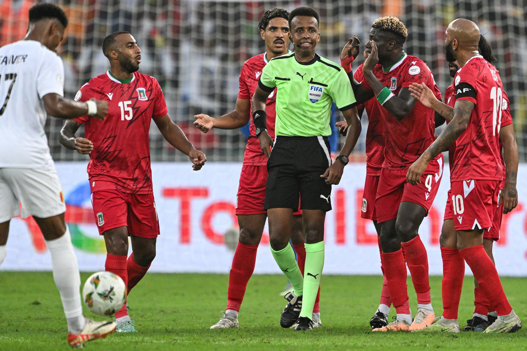Unul dintre „cei mai respectaţi” arbitri din fotba