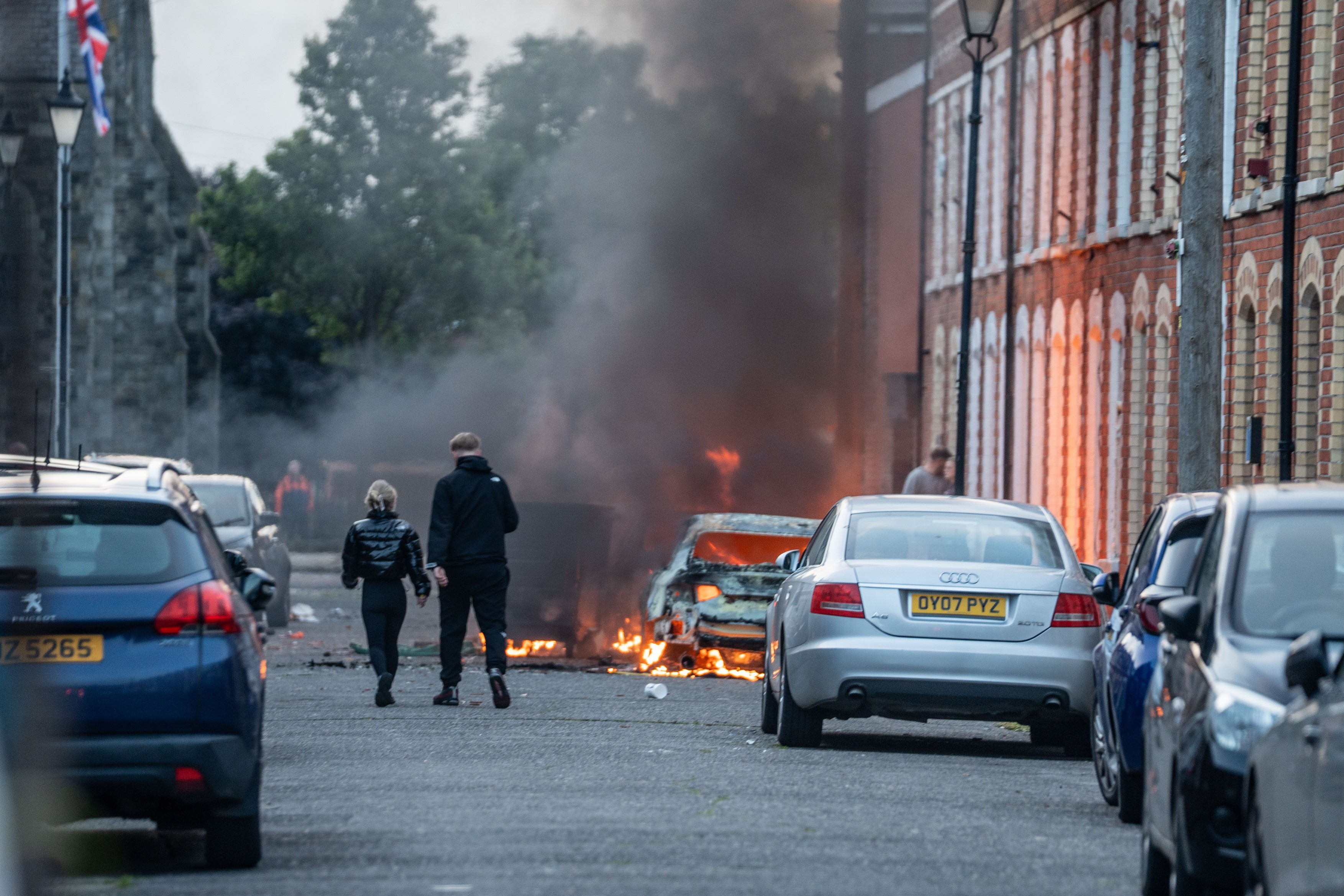 Noapte plină de violențe în Belfast după un atac cu cuțitul.