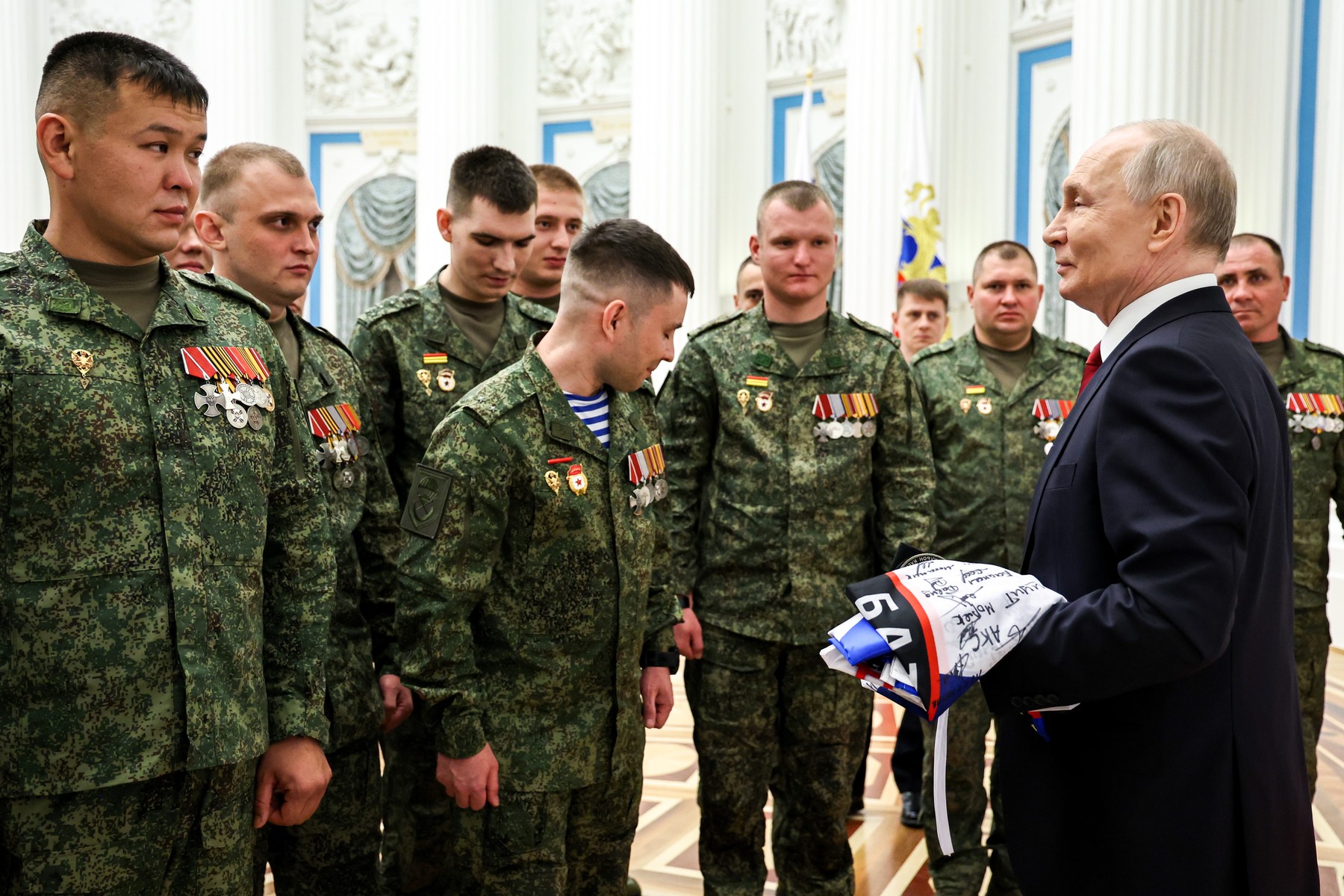 Putin s-a întâlnit cu mai mulți soldați ruși și a vorbit despre „problema dronelor ucrainene”
