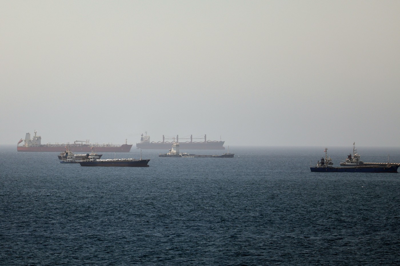 Nave evită tranzitul ghidat al SUA prin Strâmtoarea Ormuz din cauza atacurilor iraniene