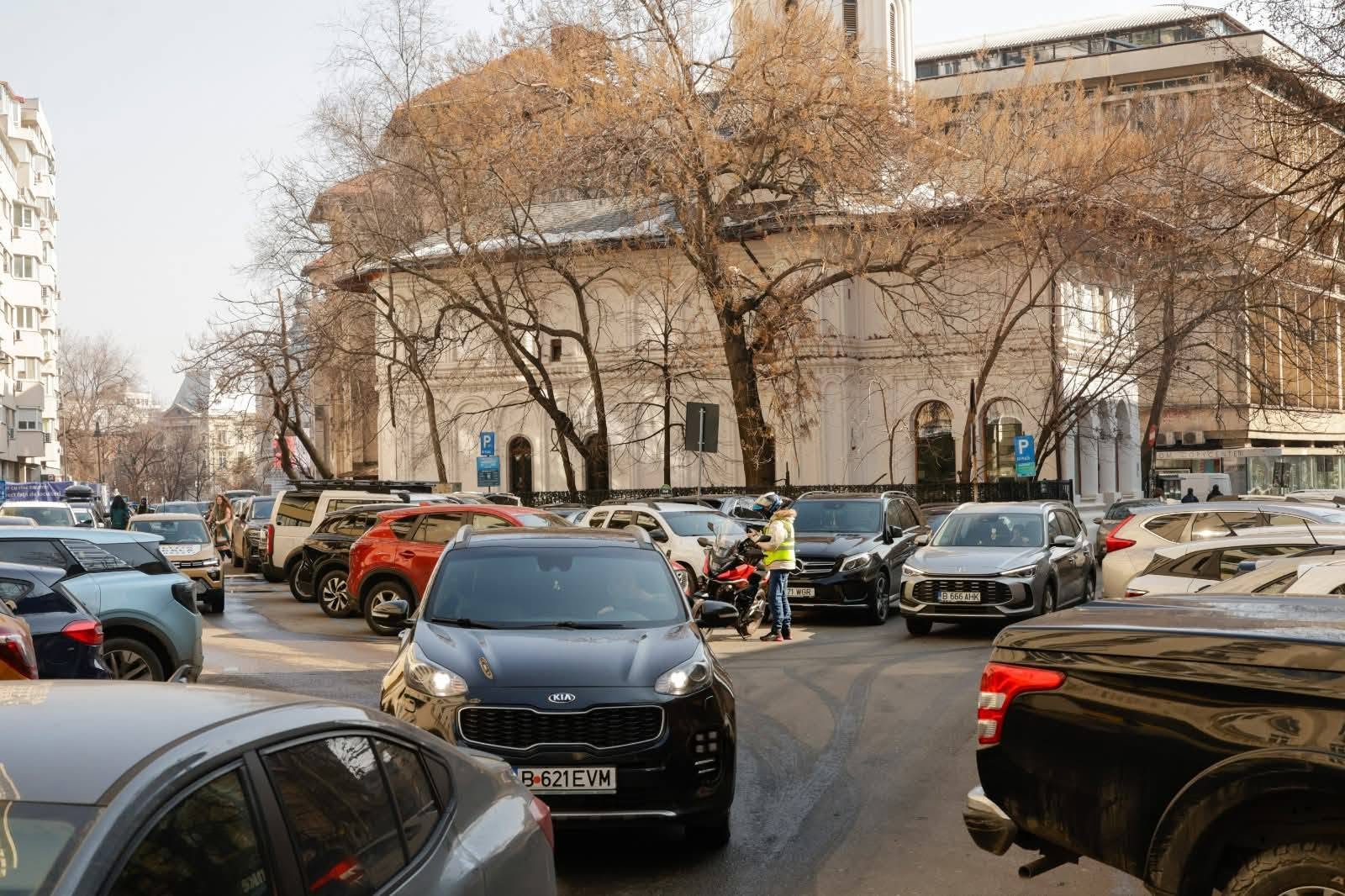 Două străzi din centrul Capitalei vor fi interzise mașinilor. Ciucu: „Spațiu exclusiv pietonal, universitar”