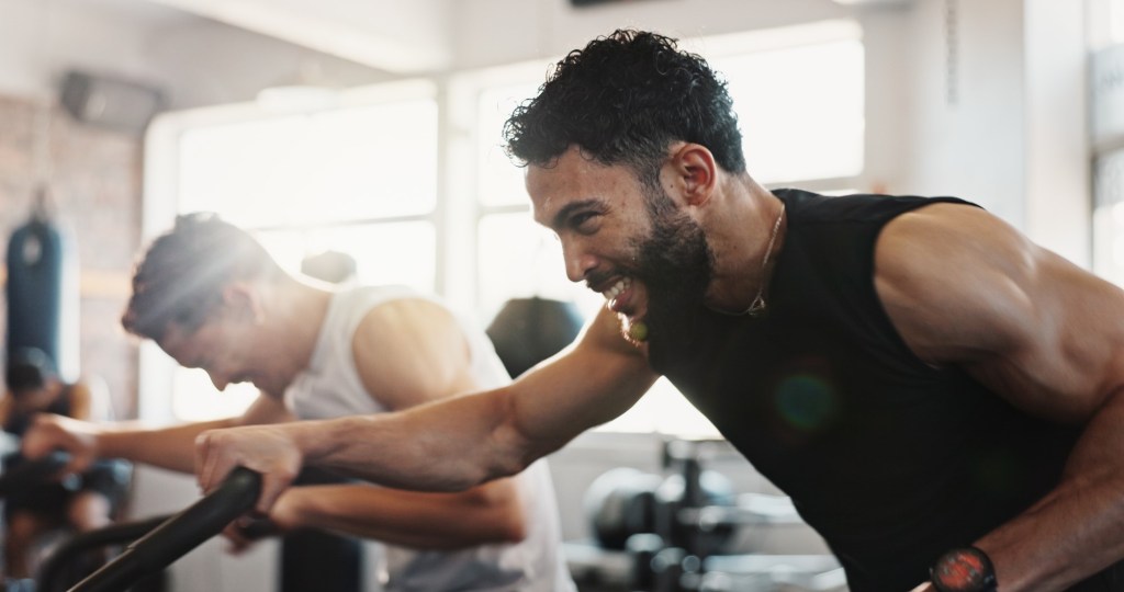bărbat transpirat care face cycling sau spinning intens