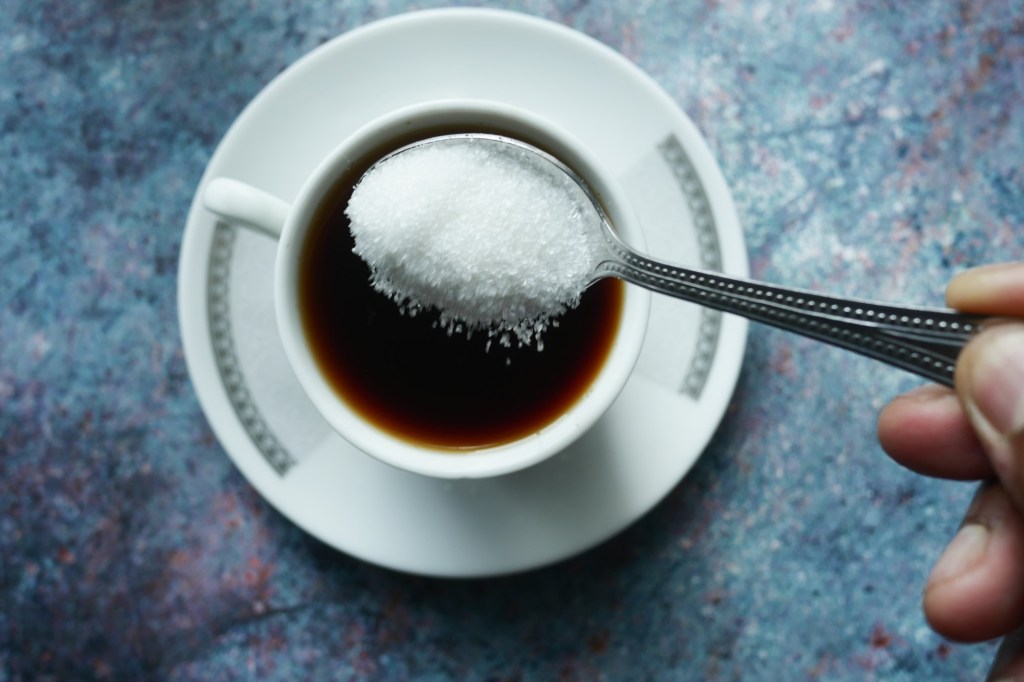 linguriță de zahăr la cafea