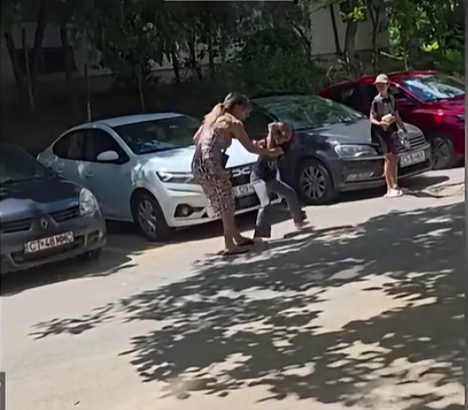 Femeia care își brusca fiica pe stradă a fost filmată de un cuplu aflat în zonă. Filmarea a ajuns ulterior pe internet. FOTO: Social media