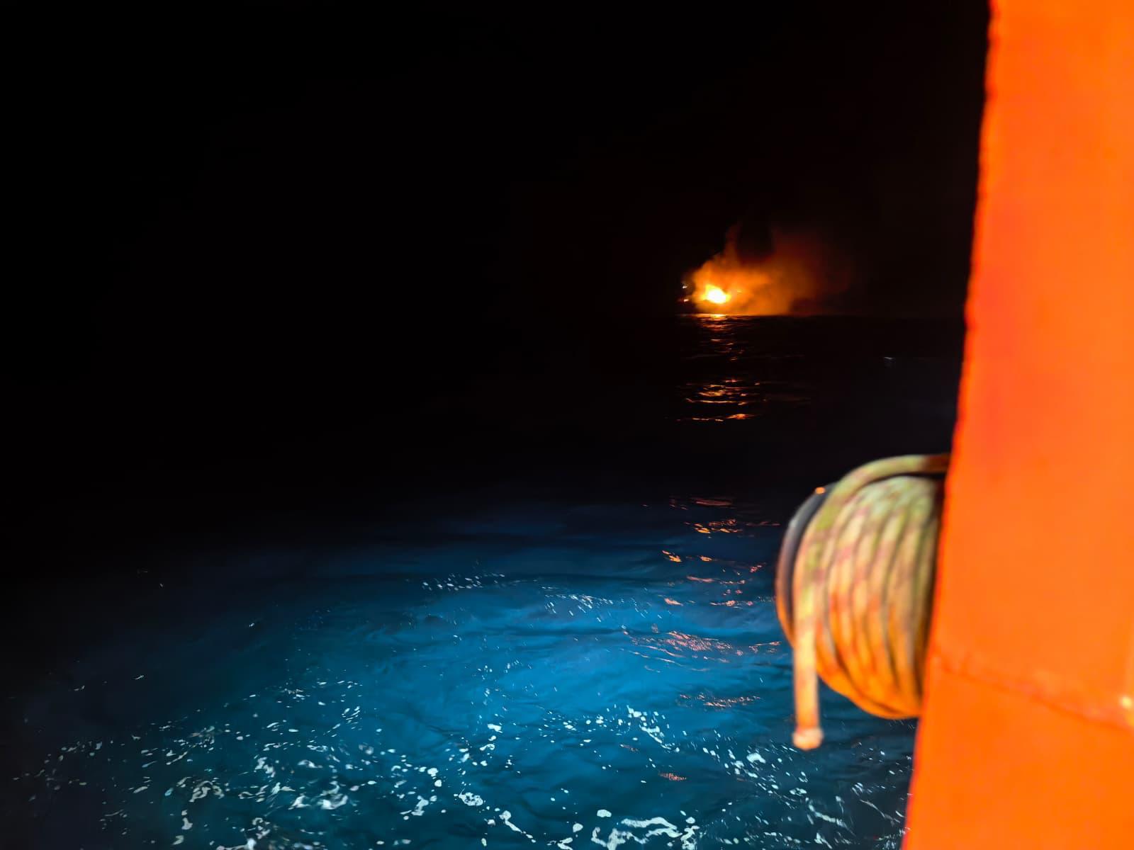 Primele poze cu petrolierul care a explodat în Marea Neagră. Imagini de la intervenția din timpul nopții