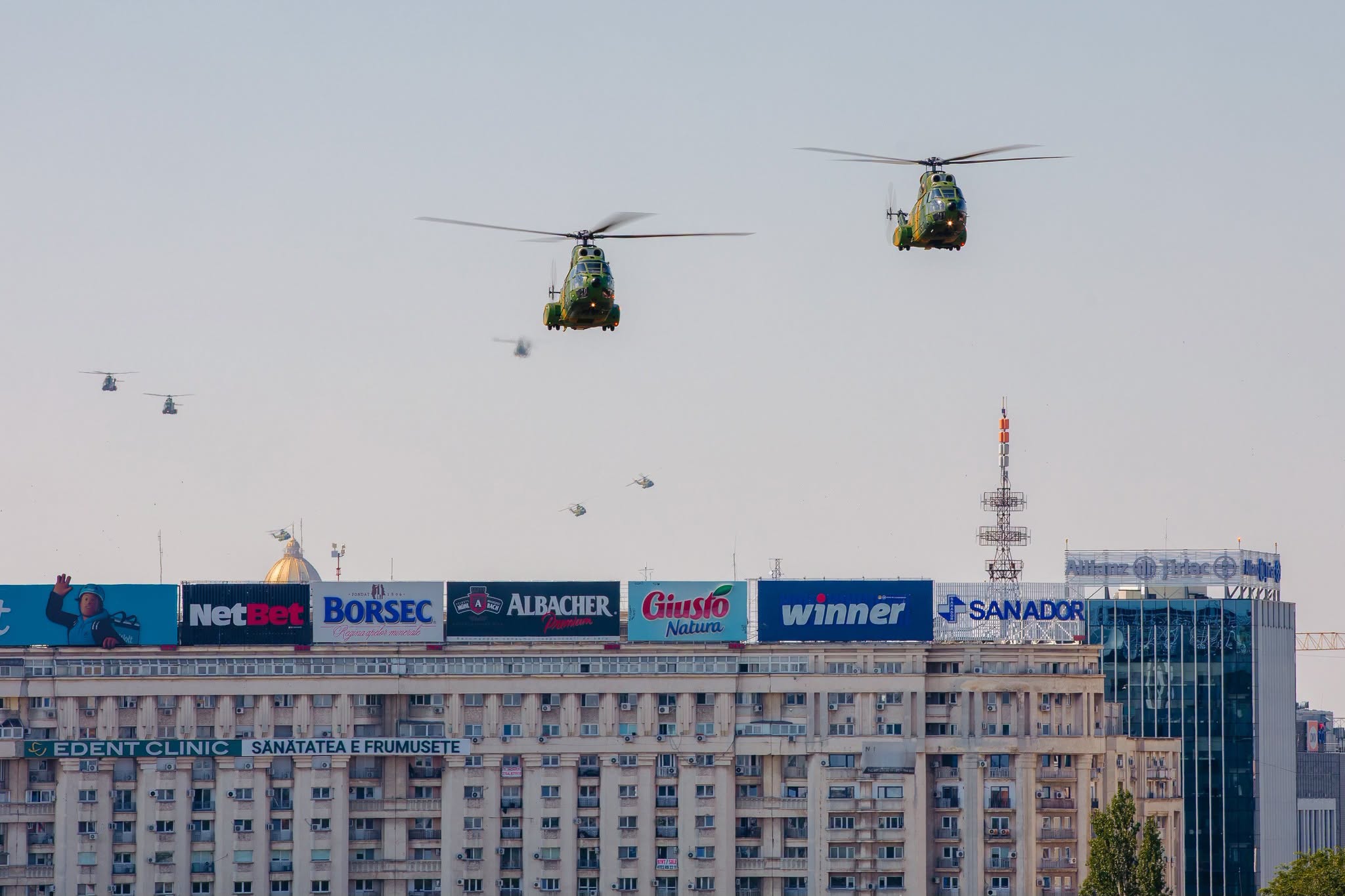 Avioane militare zboară astăzi deasupra Bucureștiului, cu ocazia Zilei Aviației Române
