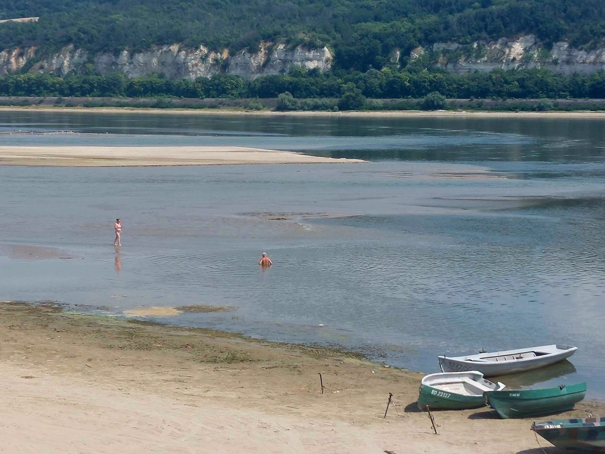 Dunărea a scăzut atât de mult și poate fi trecută la pas către bulgari. „Situația este critică”. Apelul făcut de Apele Române