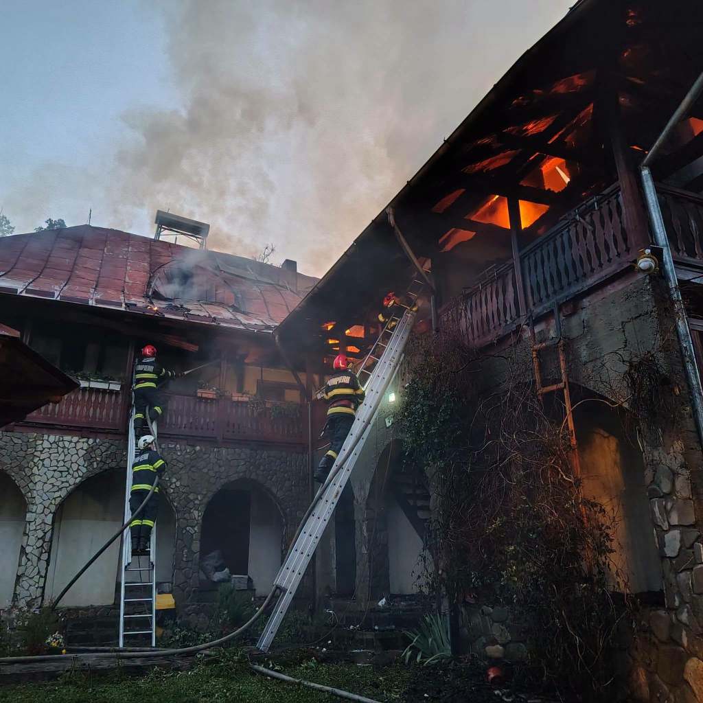 Incendiu puternic la Mănăstirea Bisericani din Neamț. Un bărbat, găsit mort de pompieri