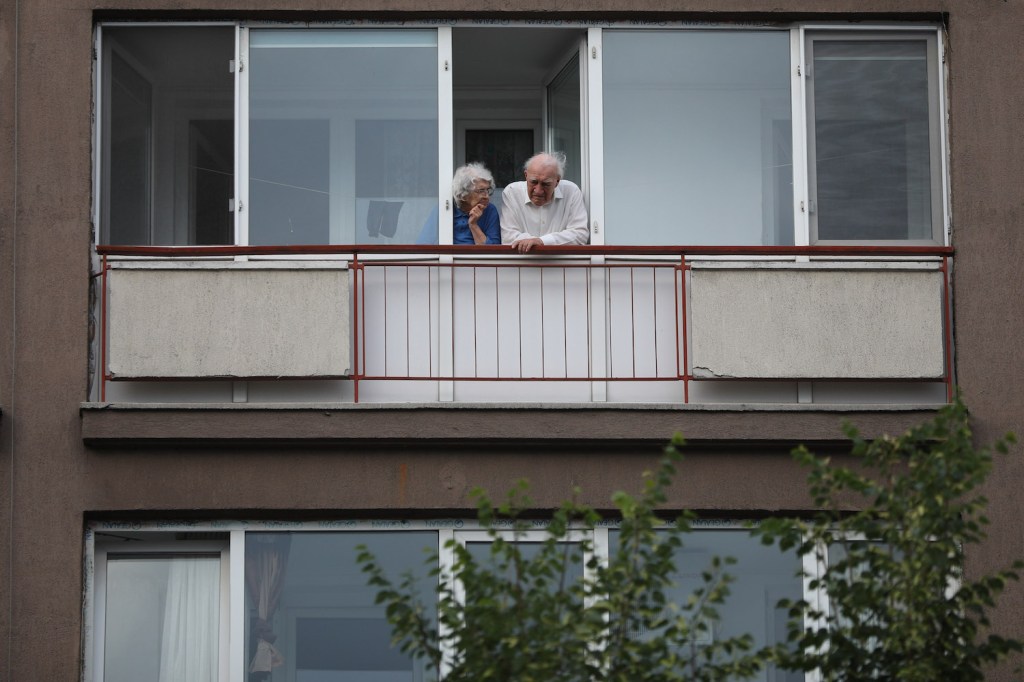 „Zile întregi nu am cu cine vorbi”. Oamenii din România pentru care o conversație cu cineva este neprețuită