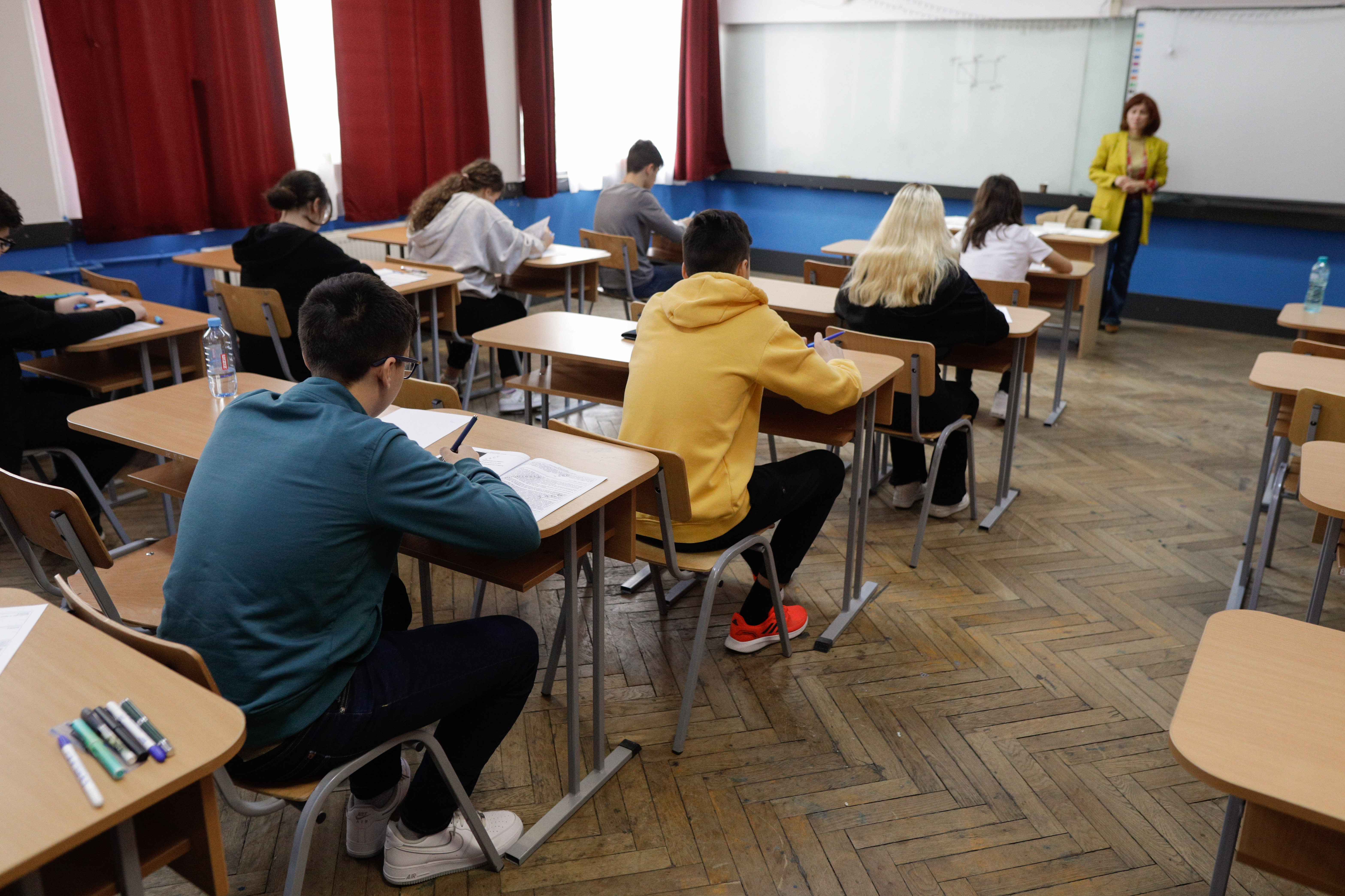 Ministerul Educației a pus în consultare standardele naționale de evaluare pentru clasele I-VIII. Ce se schimbă