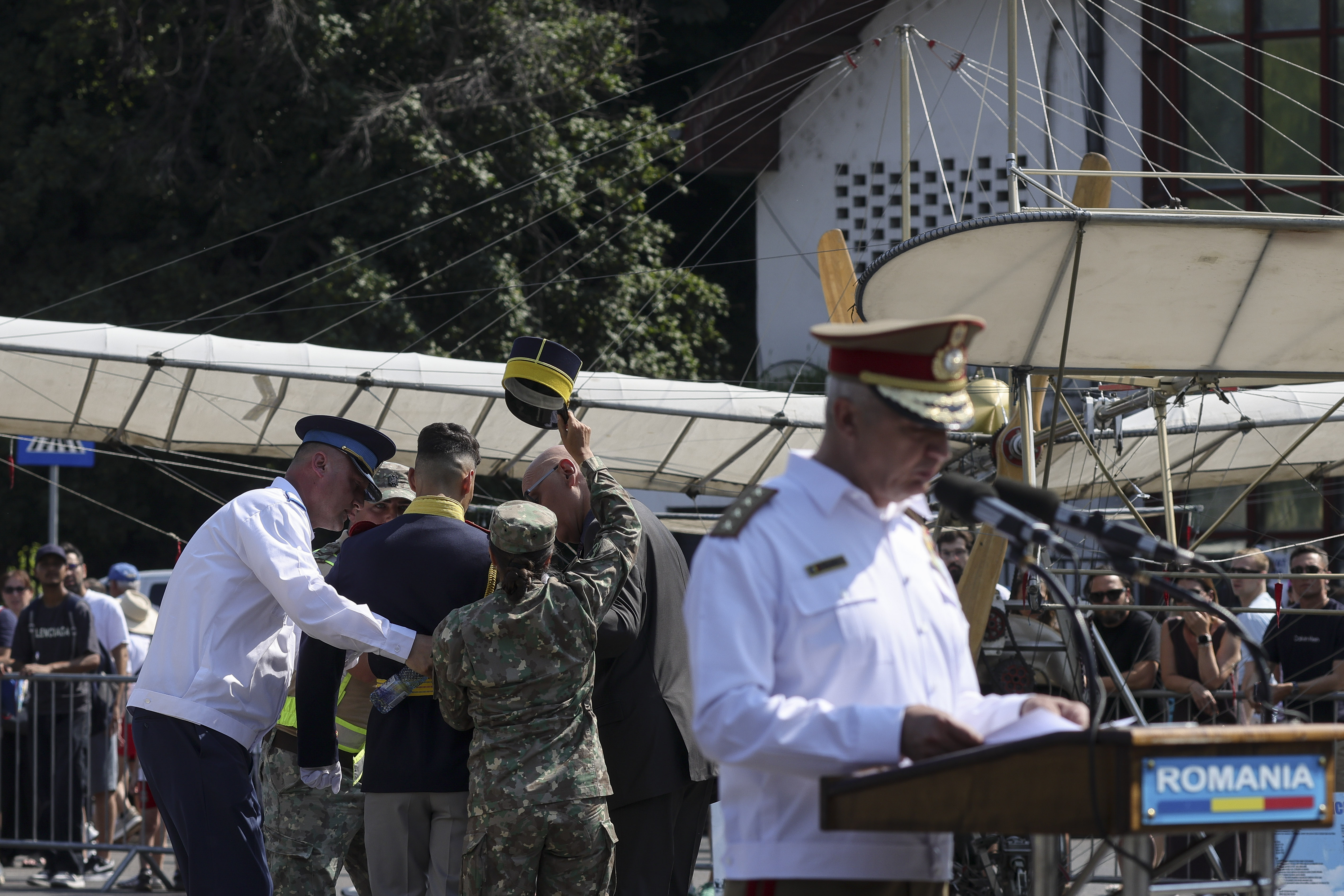 Incident la ceremonia de Ziua Aviației: un militar aproape leșină, iar șeful Armatei continuă discursul