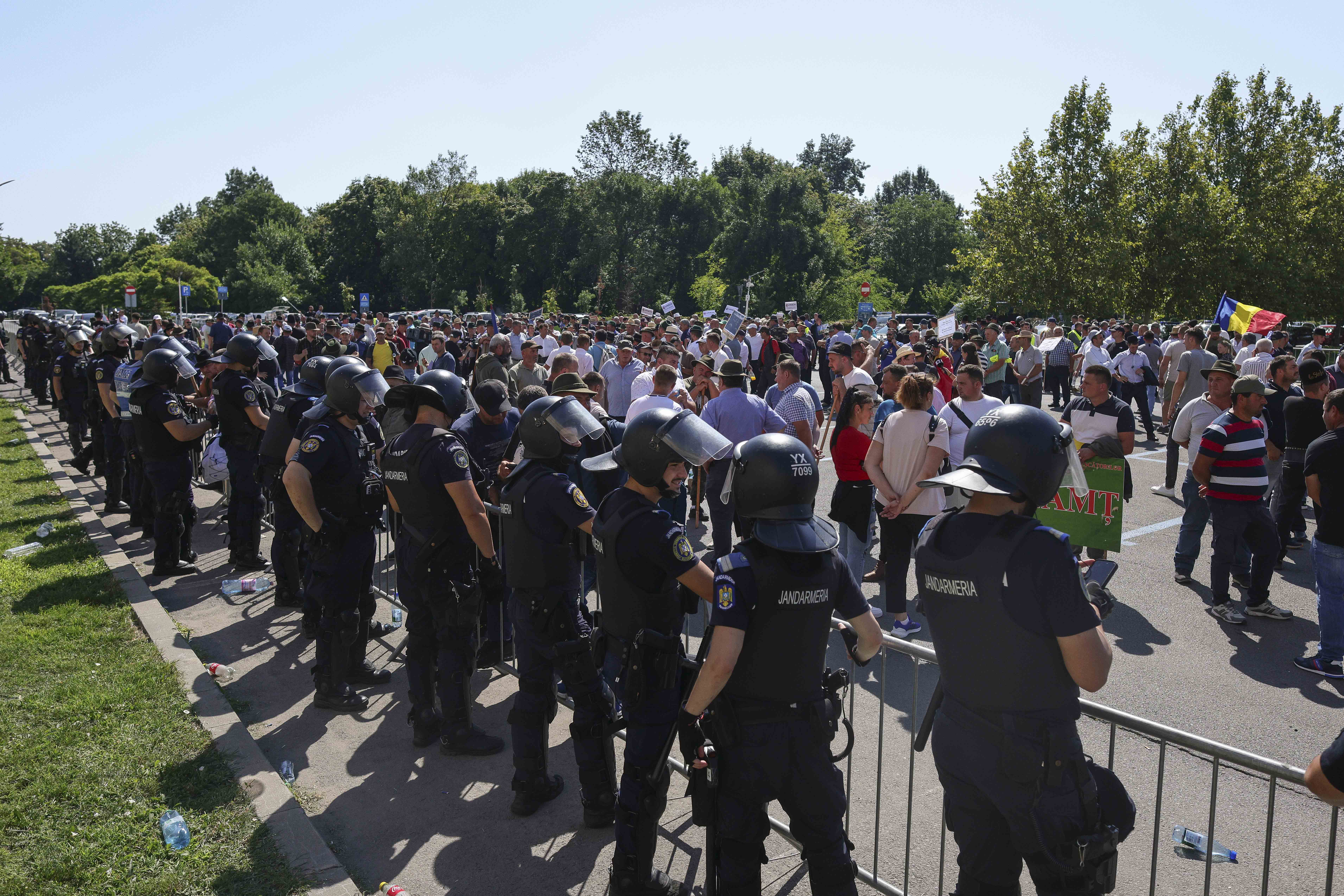 Proteste ale oierilor la Piața Victoriei, trafic blocat în zona Guvernului, ciocniri cu jandarmi și gaze lacrimogene